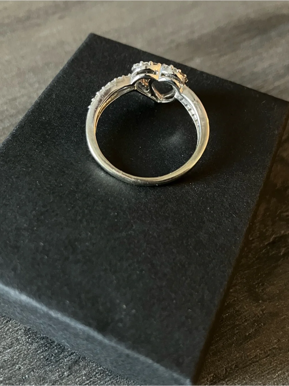 10K White Gold Heart Ring, Size 6.5 - Picture 9 of 12